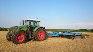 Comment choisir son traceur GPS spécial tracteur agricole