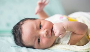 Comment se manifeste le covid-19 chez les bébés ?