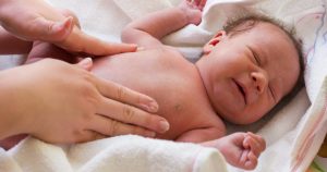 Comment masser un bébé pour qu’il retrouve le sommeil
